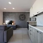 Spacious & Quietly Located 2bd Penthouse With Large Terrace & Distant Sea Views Сент-Полс-Бей