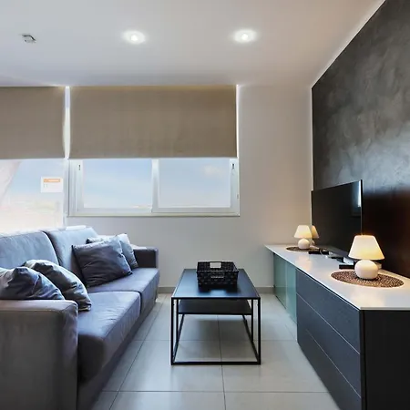 Spacious & Quietly Located 2bd Penthouse With Large Terrace & Distant Sea Views Apartamento *