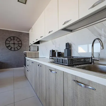 Spacious & Quietly Located 2bd Penthouse With Large Terrace & Distant Sea Views Apartamento St Paul's Bay