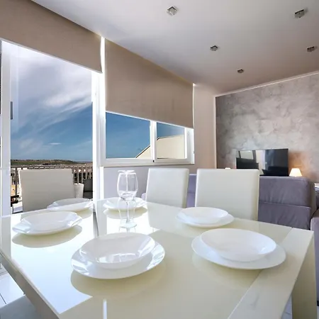 Spacious & Quietly Located 2bd Penthouse With Large Terrace & Distant Sea Views Apartamento