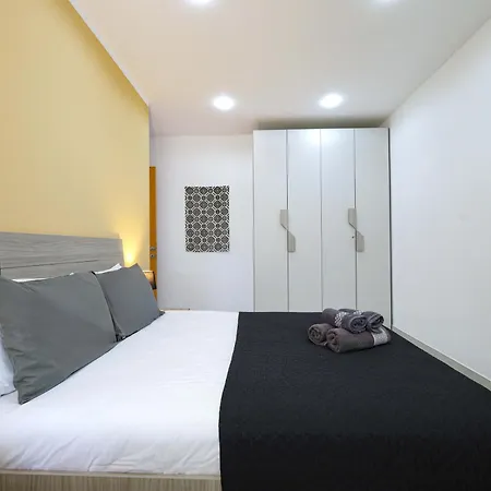 Spacious & Quietly Located 2bd Penthouse With Large Terrace & Distant Sea Views *