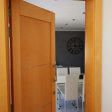 Spacious & Quietly Located 2bd Penthouse With Large Terrace & Distant Sea Views Apartamento *