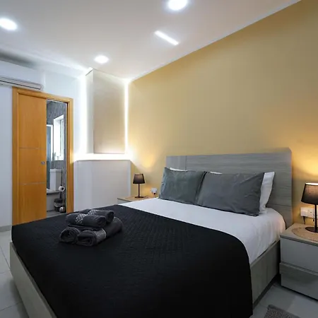 Spacious & Quietly Located 2bd Penthouse With Large Terrace & Distant Sea Views Апартаменты *