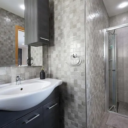 Spacious & Quietly Located 2bd Penthouse With Large Terrace & Distant Sea Views * St Paul's Bay