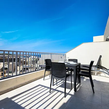 Spacious & Quietly Located 2bd Penthouse With Large Terrace & Distant Sea Views *