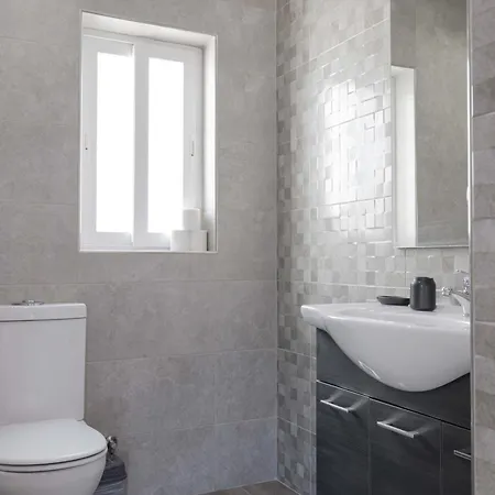 Spacious & Quietly Located 2bd Penthouse With Large Terrace & Distant Sea Views Apartamento