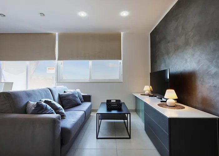 Spacious & Quietly Located 2bd Penthouse With Large Terrace & Distant Sea Views Apartment *