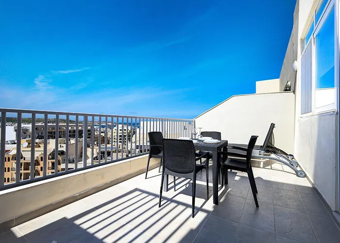 Spacious & Quietly Located 2bd Penthouse With Large Terrace & Distant Sea Views *