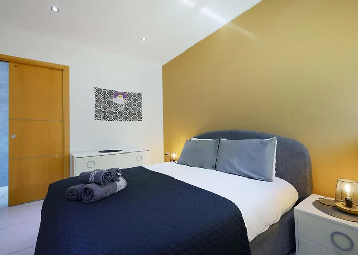 Spacious & Quietly Located 2bd Penthouse With Large Terrace & Distant Sea Views * St. Paul's Bay