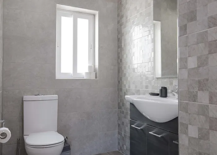 Spacious & Quietly Located 2bd Penthouse With Large Terrace & Distant Sea Views Apartment