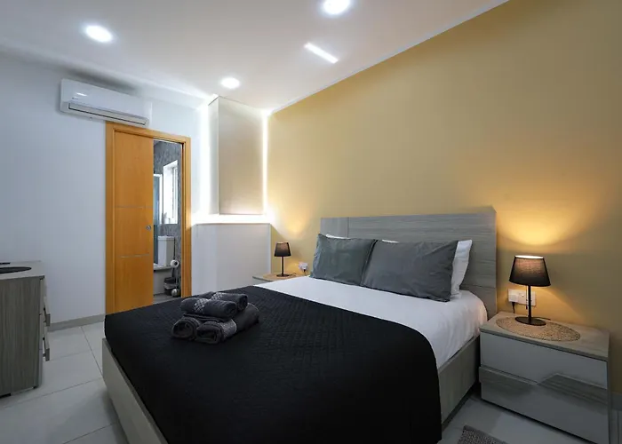 Spacious & Quietly Located 2bd Penthouse With Large Terrace & Distant Sea Views Apartment *