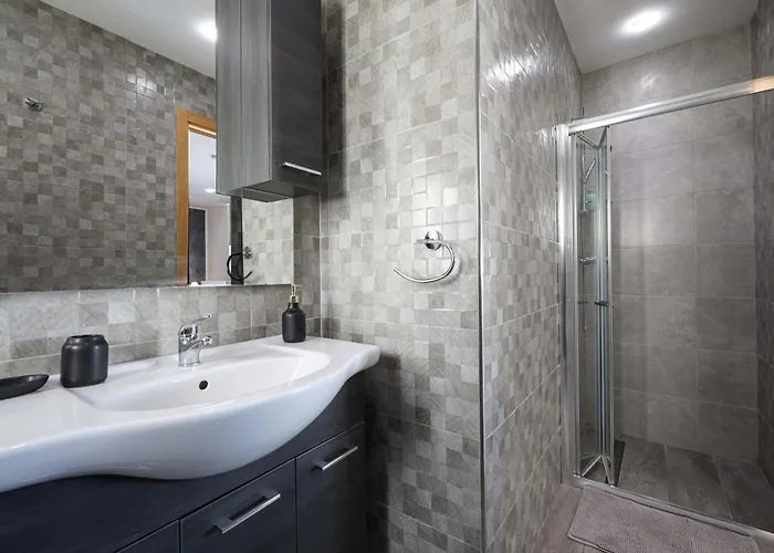 Spacious & Quietly Located 2bd Penthouse With Large Terrace & Distant Sea Views * St. Paul's Bay